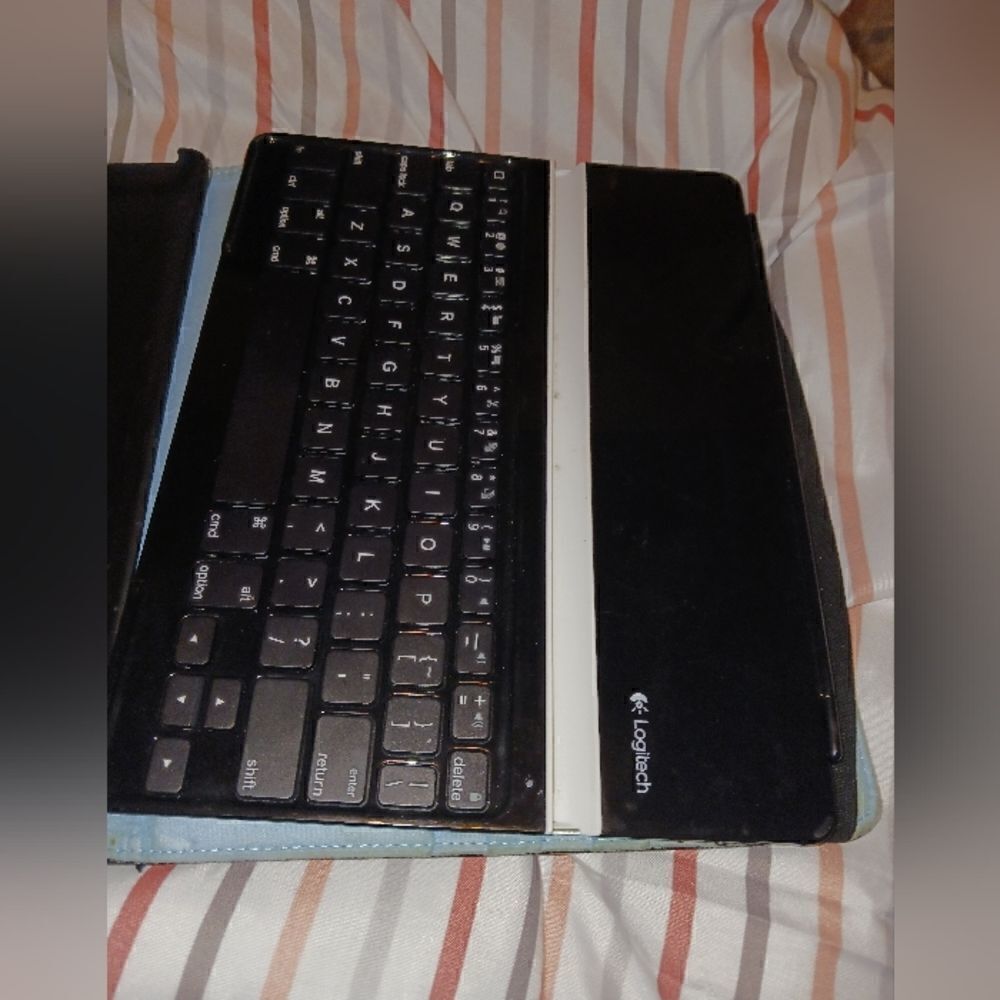 Logitech I-Pad Keyboard   - Picture 4 of 11